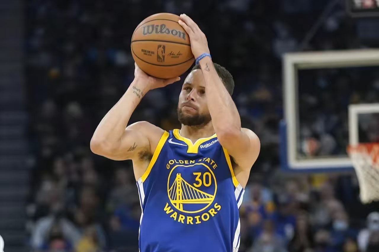 KAIYUN-包含库里连续二十场比赛得分超过势不可挡,勇士挑战极限!的词条